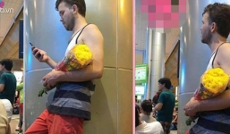 Vừa cười vừa thương chàng Tây cầm hoa cúc vàng đi tặng người yêu