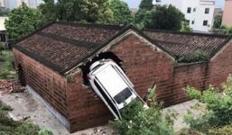 Kỳ lạ ngôi nhà thờ họ 4 lần bị ô tô tông thủng tường