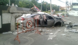 Mất lái, ôtô xé gió qua đường lao vào toà nhà