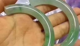 Thấy đẹp nên đeo thử, nào ngờ vòng ngọc bích vỡ đôi, nữ khách hàng té xỉu khi biết giá tiền mình phải đền