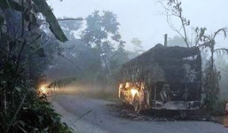 Xe khách đang chạy bất ngờ bốc cháy, 5 người chỉ kịp thoát thân