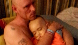 Dùng chút sức lực cuối cùng trước khi ra đi mãi mãi vì ung thư, 'thiên thần nhí' gọi tên ông bà bố mẹ rồi nói 'Chụp ảnh đi bố mẹ ơi'