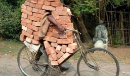 Những màn chở quá tải khiến người xem phải kinh ngạc không thốt lên lời