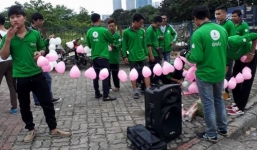 Được '500 anh em' giúp sức, tài xế Grabbike đã có màn cầu hôn dưới mưa siêu lãng mạn như thế này đây!