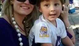 Thấy có thứ gì màu trắng vướng trong miệng con, kiểm tra kĩ, mẹ tá hỏa biết là 'sản phẩm' từ thói quen thường ngày