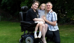 Chỉ sau cơn đau đầu lúc đạt cực khoái, bà mẹ này đã bị đột quỵ, liệt nửa người và ngồi xe lăn suốt đời