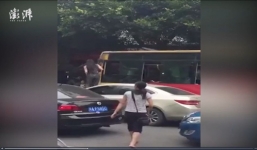 Người phụ nữ nhảy lên ca-pô, trèo vào cửa sổ đánh tay bo với tài xế xe buýt sau va chạm