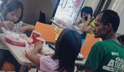 Cha nghèo không có tiền, dẫu phải ngồi xe lăn vẫn ngày ngày đưa con tới trường