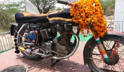 Chiếc xe mô tô thần thánh: mỗi năm có hàng nghìn người kéo đến thờ phụng