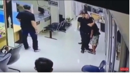 Người đàn ông stress cầm dao vào đồn cảnh sát và cách mà nhân viên cảnh sát phản ứng khiến ai cũng kinh ngạc