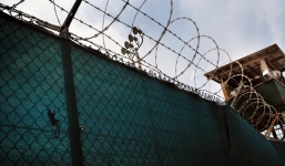 Bi hài nhóm tội phạm đen đủi trốn nhầm vào nhà tù