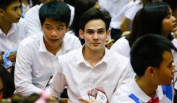 Hotboy áo sơ mi trắng khiến mọi cô gái 'đổ gục' chỉ với một ánh nhìn