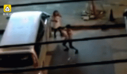 Người chồng vừa bế con vừa đánh vợ, đứa trẻ bị rơi xuống đất khiến dân mạng bức xúc