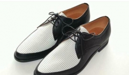 Đôi giày đại gia Cao Toàn Mỹ đi trong phiên toà được săn lùng tới gần... 'cháy hàng' trên mạng