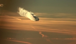 Boeing 787 Dreamliner tạo mây khổng lồ hy hữu trên bầu trời Nga