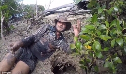 Người đàn ông liều mình chui vào lỗ sâu, bắt được thứ khiến ai cũng giật mình