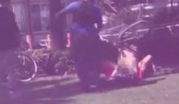 Cặp đôi bị ném xe đạp vào người khi đang 'hành sự' giữa đường