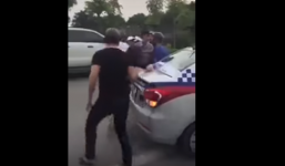 Vợ vừa bước xuống taxi chồng lao vào đánh, chửi liền bị 'soái ca' dạy cho bài học