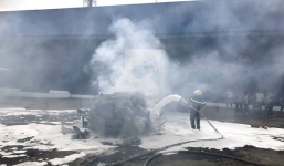 Thợ sửa chữa bất cẩn khi hàn xì, xe ô tô 4 chỗ cháy rụi phần đầu