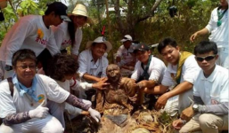 Bốc mộ đại ca giang hồ, dân làng sốc tận não khi thấy thứ này bên trong