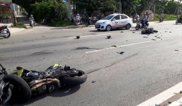 2 xe máy đối đầu kinh hoàng, 5 người trên xe văng tứ tung 