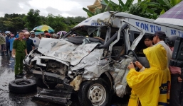 Clip xe khách đấu đầu kinh hoàng, 4 người tử vong tại Kon Tum