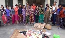 Bắt quả tang 17 phụ nữ đánh bạc với 2 người đàn ông