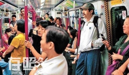 Giàu có bậc nhất Hong Kong nhưng Châu Nhuận Phát vẫn đi xe buýt, mặc áo cũ và ăn cơm bình dân