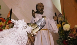 Thú vị đám cưới của thị trưởng với cá sấu cái để cầu may