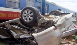 Nghệ An: Tàu hỏa vò nát ô tô con, 4 người thương vong