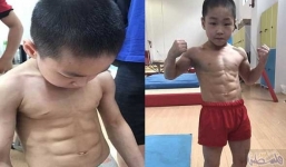 Bé trai khoe cơ bụng tám múi gây sốt mạng