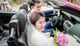 Cười đau ruột cảnh nàng dâu mới bị say xe, đeo khẩu trang nằm lả trên đùi chồng trong ngày cưới