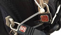 Big C, AEON, Fivimart... chạy đua tốc độ niêm phong túi trước khi vào siêu thị