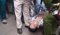 Xông vào tiệm áo cưới đâm người rồi vào nhà vệ sinh tự đâm dao vào ngực