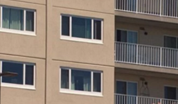 Ngã từ tầng 7, bé trai vẫn đứng dậy đi lại bình thường