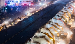 Chỉ sau một đêm, hơn 200 chiếc máy xúc xếp hàng dài đánh sập một cây cầu vượt tại Trung Quốc