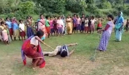 Nghi phạm cưỡng hiếp trẻ em bị các bà mẹ quây lại quật túi bụi