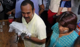 Thị trưởng cưới cá sấu để...cầu may cho ngư dân