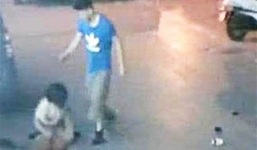 Người chồng đánh đập vợ mang song thai dã man trên phố vì nghe lời mẹ