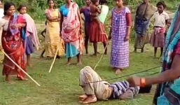 Kẻ hãm hiếp trẻ em bị phụ nữ trừng phạt bằng roi ở Ấn Độ