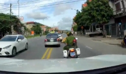 Video: Ô tô giúp mô tô cảnh sát truy đuổi taxi như phim hành động