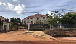 Về quê chịu tang mẹ, Trưởng phòng Giáo dục bất ngờ mất chức vào tay con gái Bí thư huyện