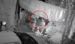 Video: Hàng xóm độc chiếm đường, chặn ô tô trong hẻm