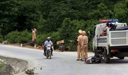 Chồng chết, vợ nguy kịch khi va chạm xe ôtô CSGT