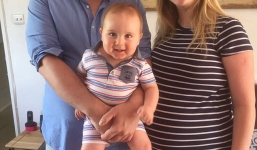 Bác sĩ nói khó có khả năng sinh con, bà mẹ đẻ liền 4 em bé trong 11 tháng