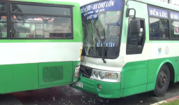2 xe buýt tông nhau trong cơn mưa gió