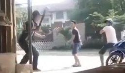 Ba thanh niên chém nhau loạn xạ giữa phố do ghen tuông