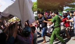 Vụ nghi phạm tử vong, người nhà đẩy thi thể diễu phố: Lời kể của người mẹ