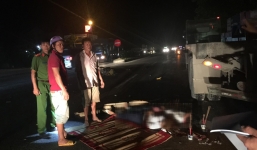 Xe máy kẹp 3 tông đuôi xe tải, 2 người chết, 1 người nguy kịch