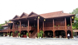 Nhà sàn gỗ lim 200 tỷ lớn nhất Việt Nam thu hút cư dân mạng